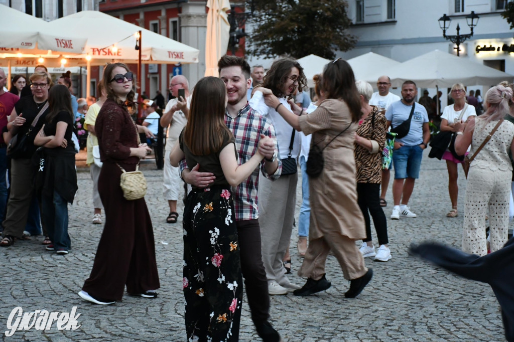 Tarnogórski rynek - muzyka na żywo i taniec pod chmurką