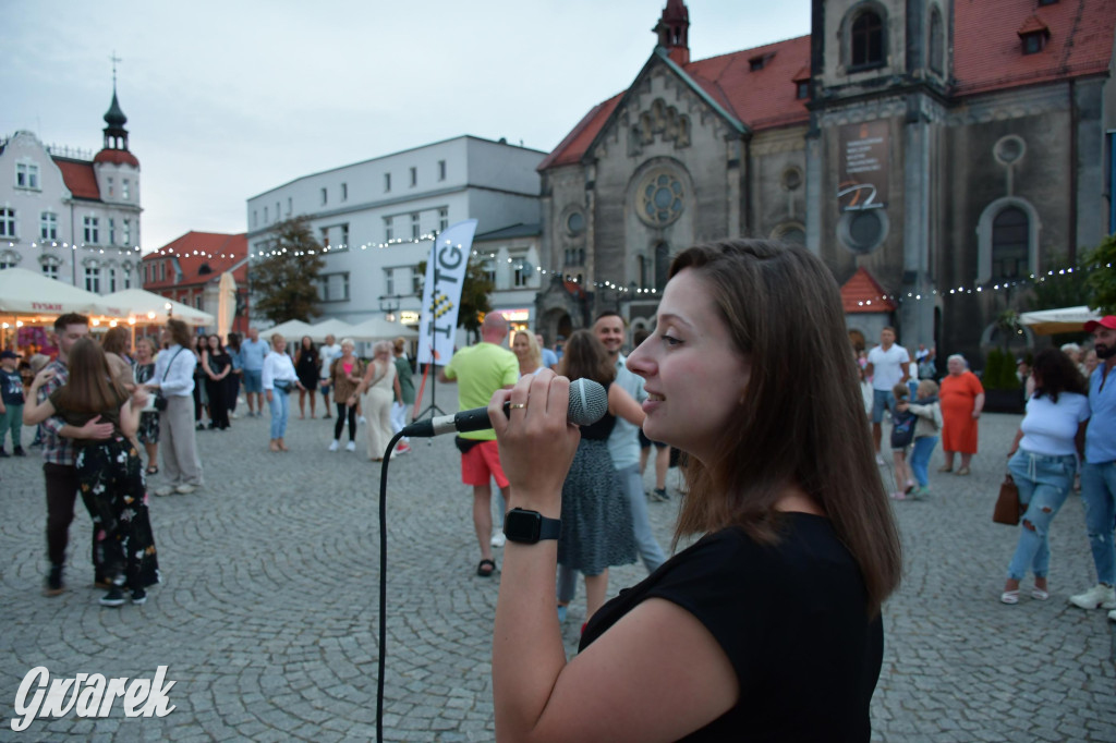 Tarnogórski rynek - muzyka na żywo i taniec pod chmurką