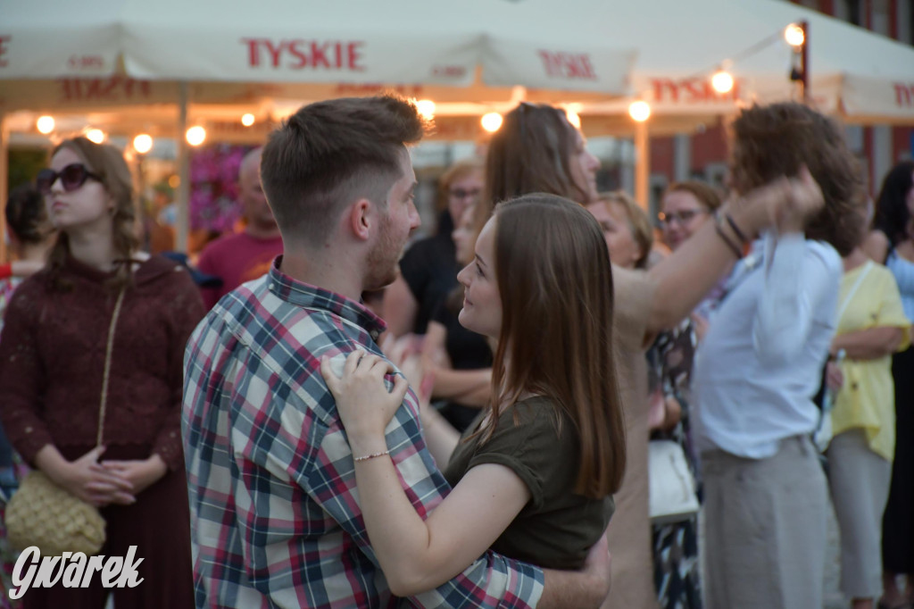 Tarnogórski rynek - muzyka na żywo i taniec pod chmurką