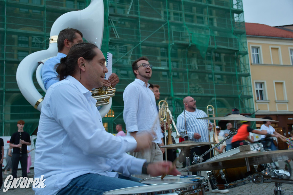 Tarnogórski rynek - muzyka na żywo i taniec pod chmurką