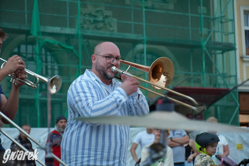 Tarnogórski rynek - muzyka na żywo i taniec pod chmurką