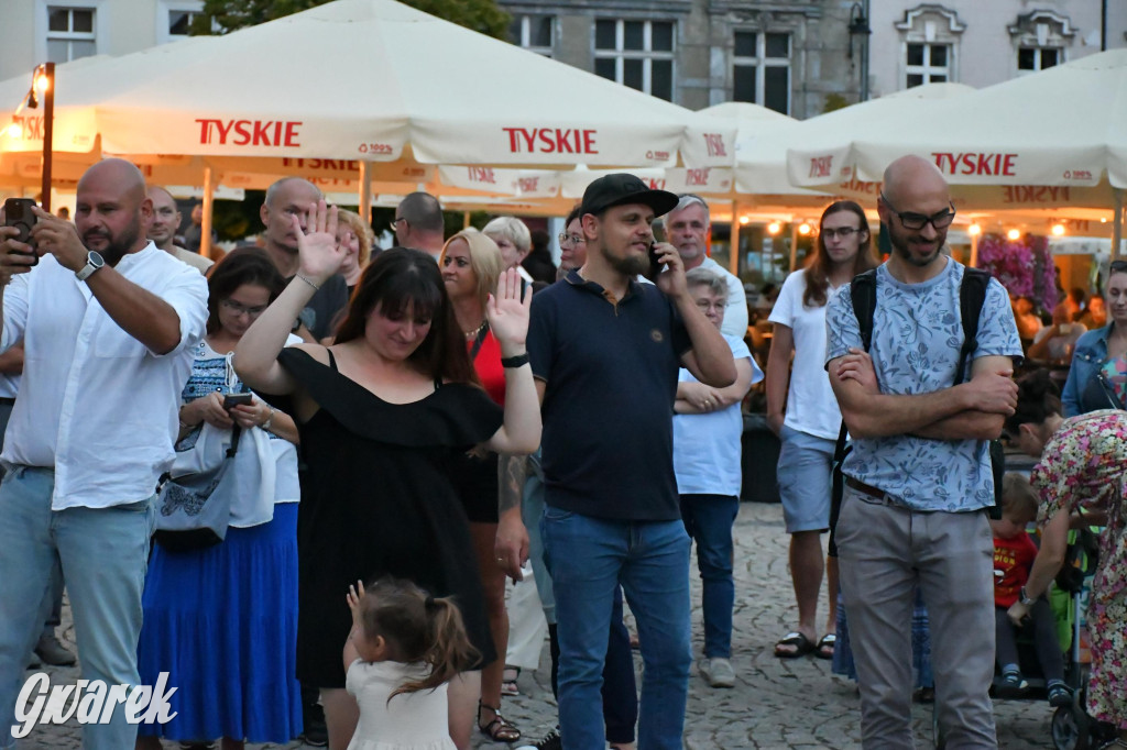 Tarnogórski rynek - muzyka na żywo i taniec pod chmurką