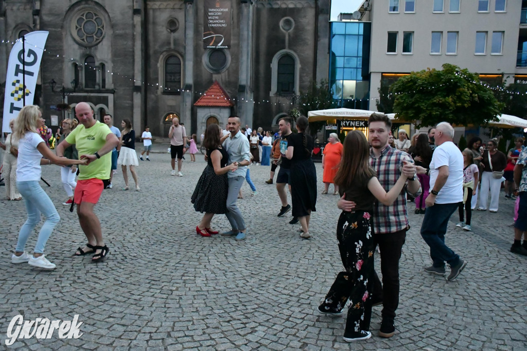 Tarnogórski rynek - muzyka na żywo i taniec pod chmurką