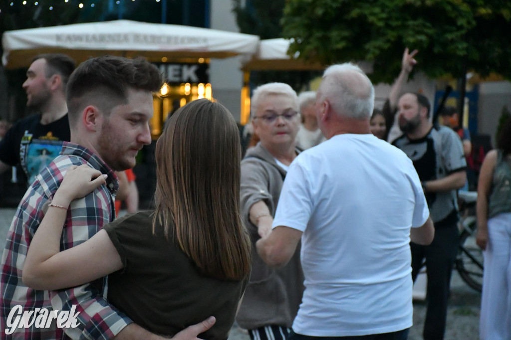 Tarnogórski rynek - muzyka na żywo i taniec pod chmurką