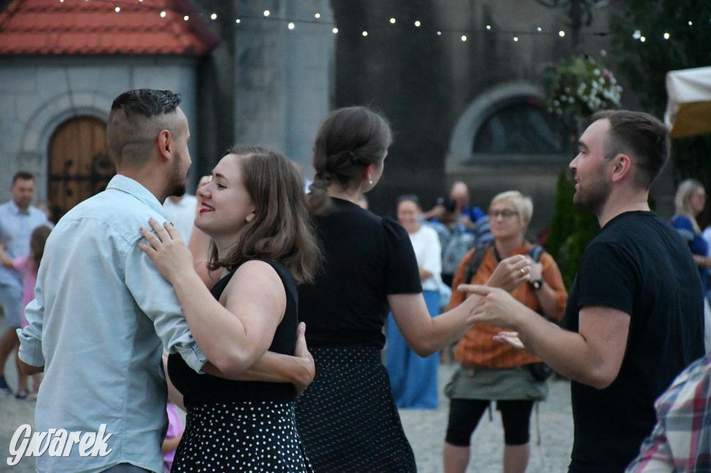 Tarnogórski rynek - muzyka na żywo i taniec pod chmurką