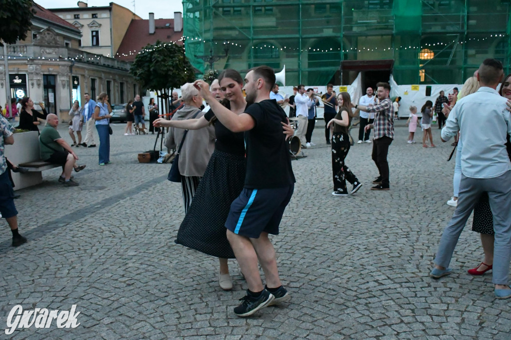Tarnogórski rynek - muzyka na żywo i taniec pod chmurką