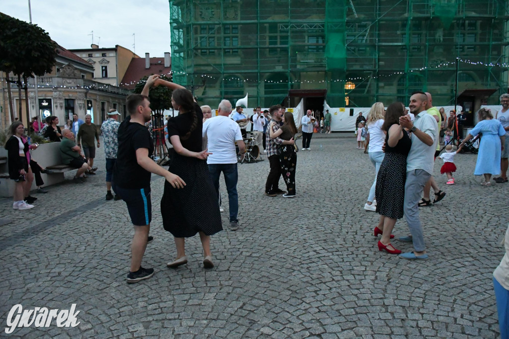 Tarnogórski rynek - muzyka na żywo i taniec pod chmurką