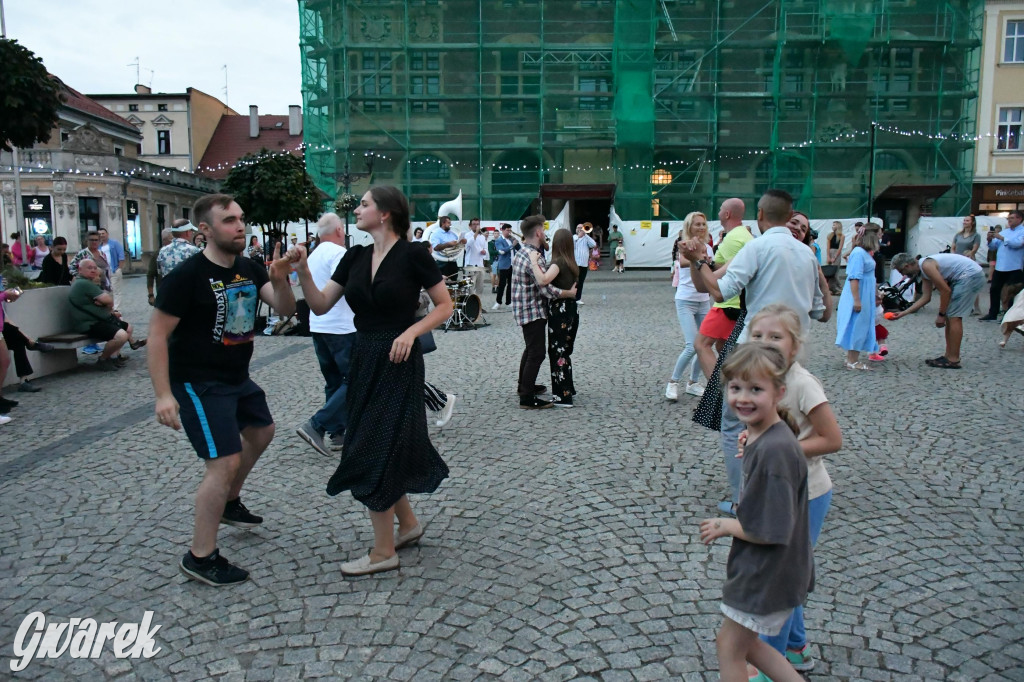 Tarnogórski rynek - muzyka na żywo i taniec pod chmurką