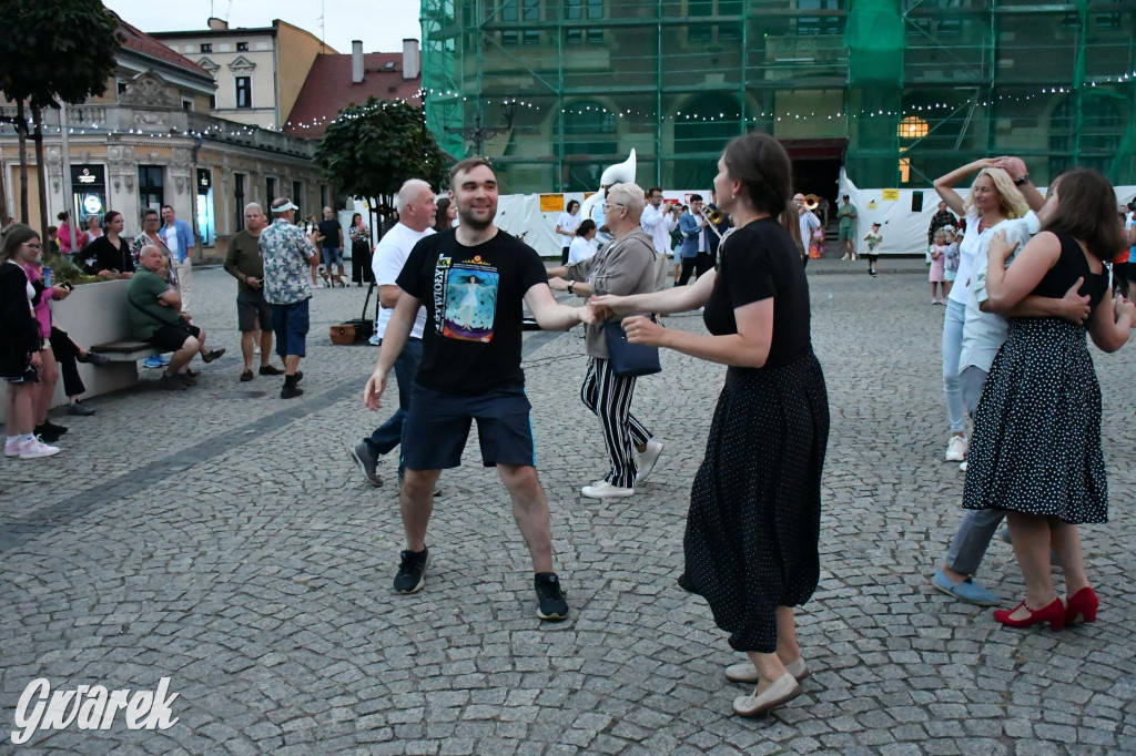 Tarnogórski rynek - muzyka na żywo i taniec pod chmurką