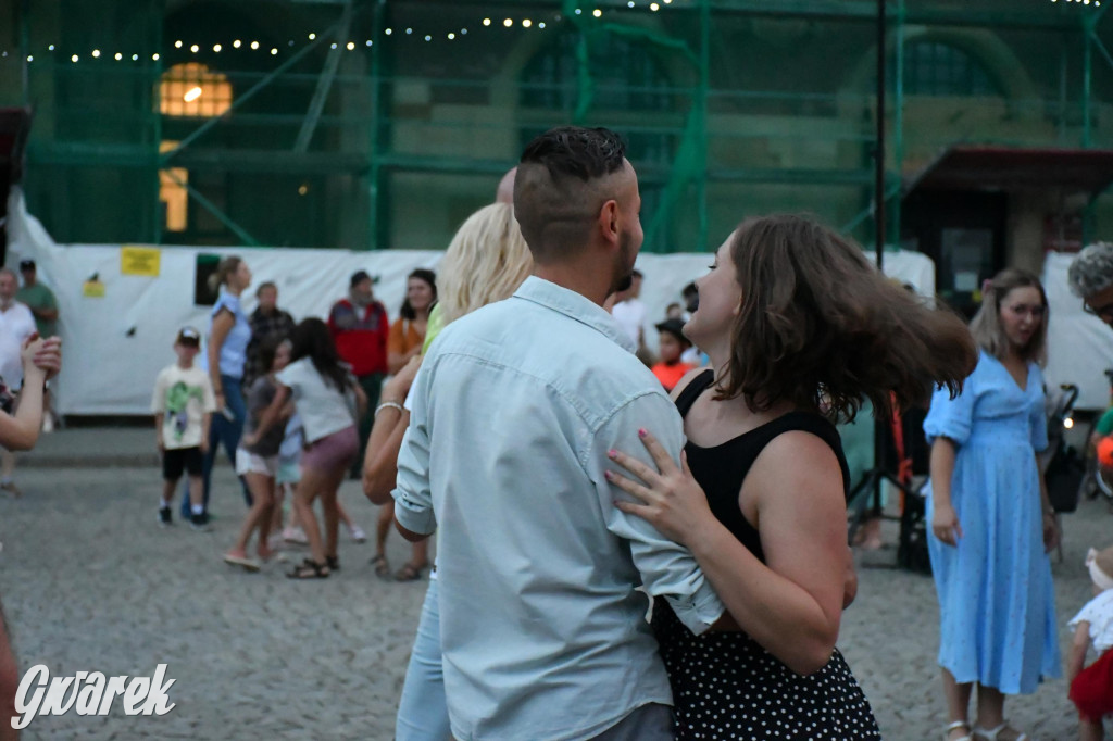 Tarnogórski rynek - muzyka na żywo i taniec pod chmurką