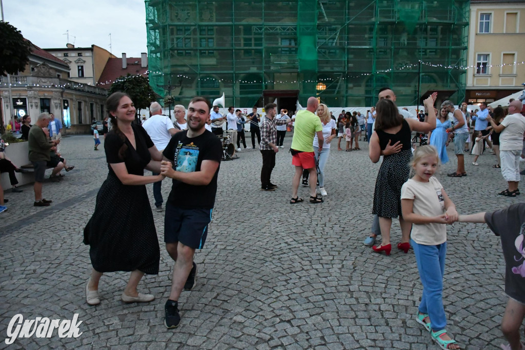 Tarnogórski rynek - muzyka na żywo i taniec pod chmurką