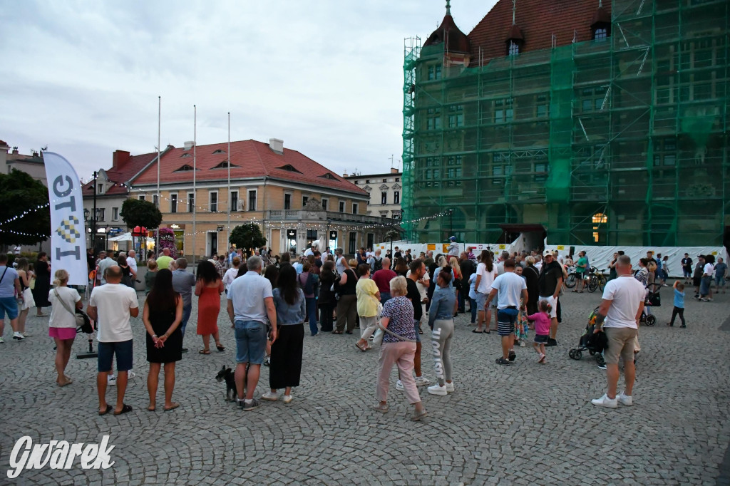 Tarnogórski rynek - muzyka na żywo i taniec pod chmurką