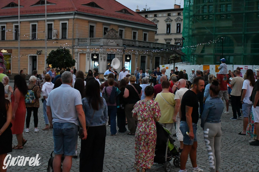 Tarnogórski rynek - muzyka na żywo i taniec pod chmurką