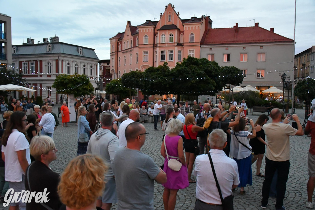 Tarnogórski rynek - muzyka na żywo i taniec pod chmurką