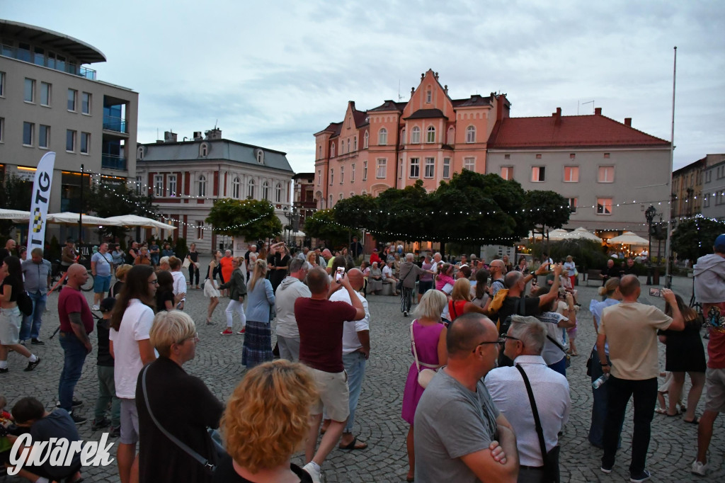 Tarnogórski rynek - muzyka na żywo i taniec pod chmurką