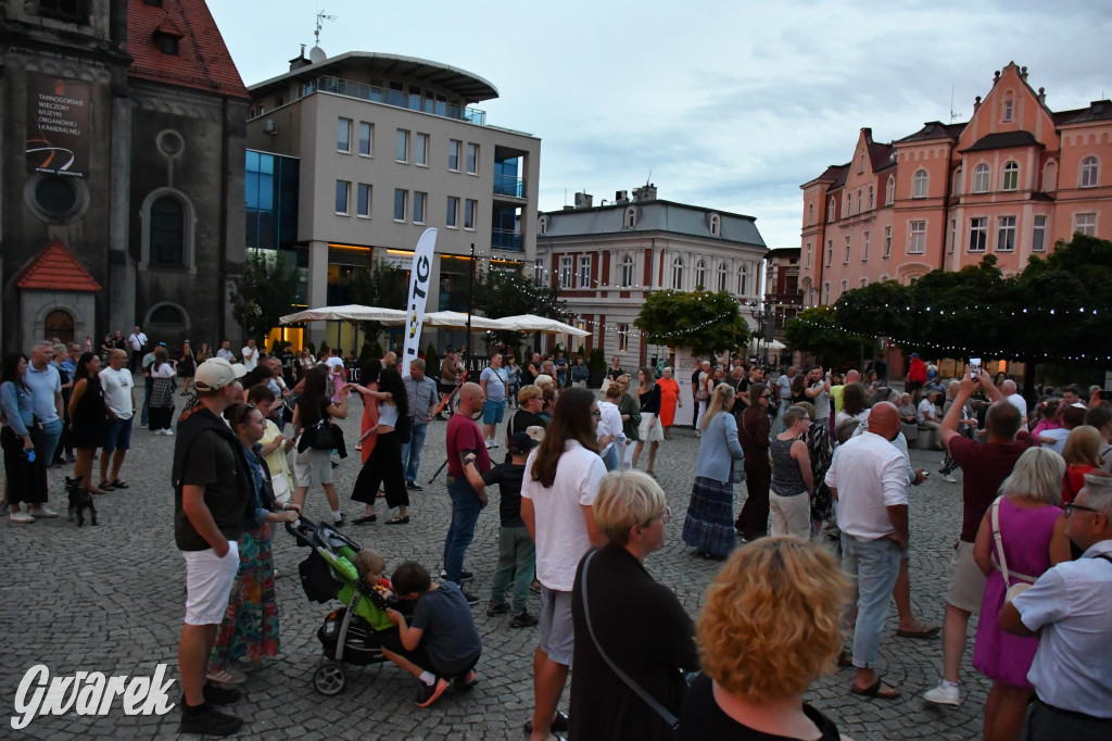 Tarnogórski rynek - muzyka na żywo i taniec pod chmurką