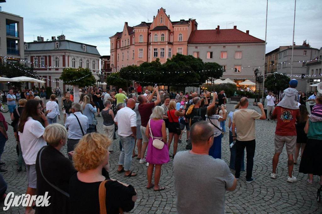 Tarnogórski rynek - muzyka na żywo i taniec pod chmurką