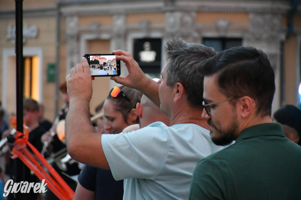 Tarnogórski rynek - muzyka na żywo i taniec pod chmurką