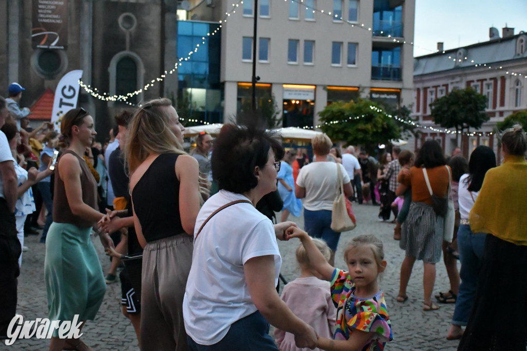 Tarnogórski rynek - muzyka na żywo i taniec pod chmurką