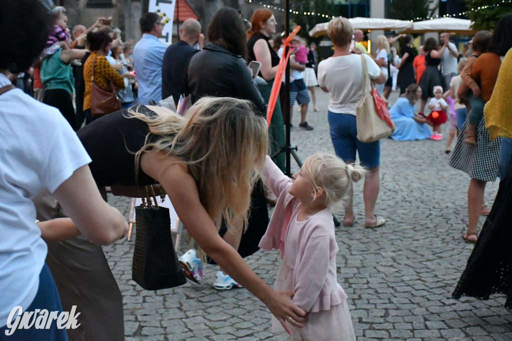 Tarnogórski rynek - muzyka na żywo i taniec pod chmurką