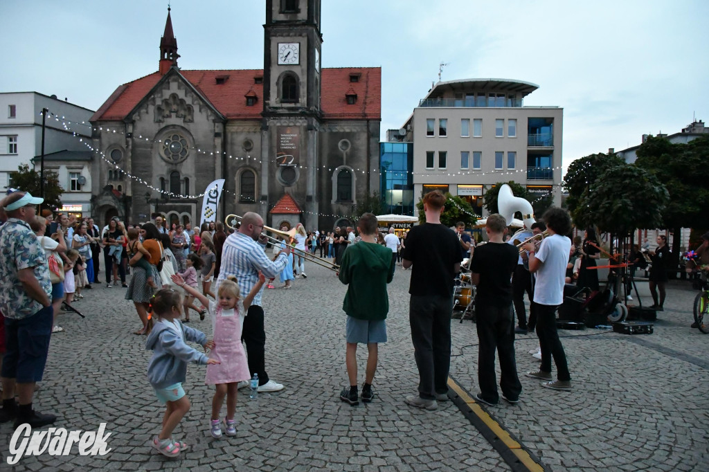 Tarnogórski rynek - muzyka na żywo i taniec pod chmurką