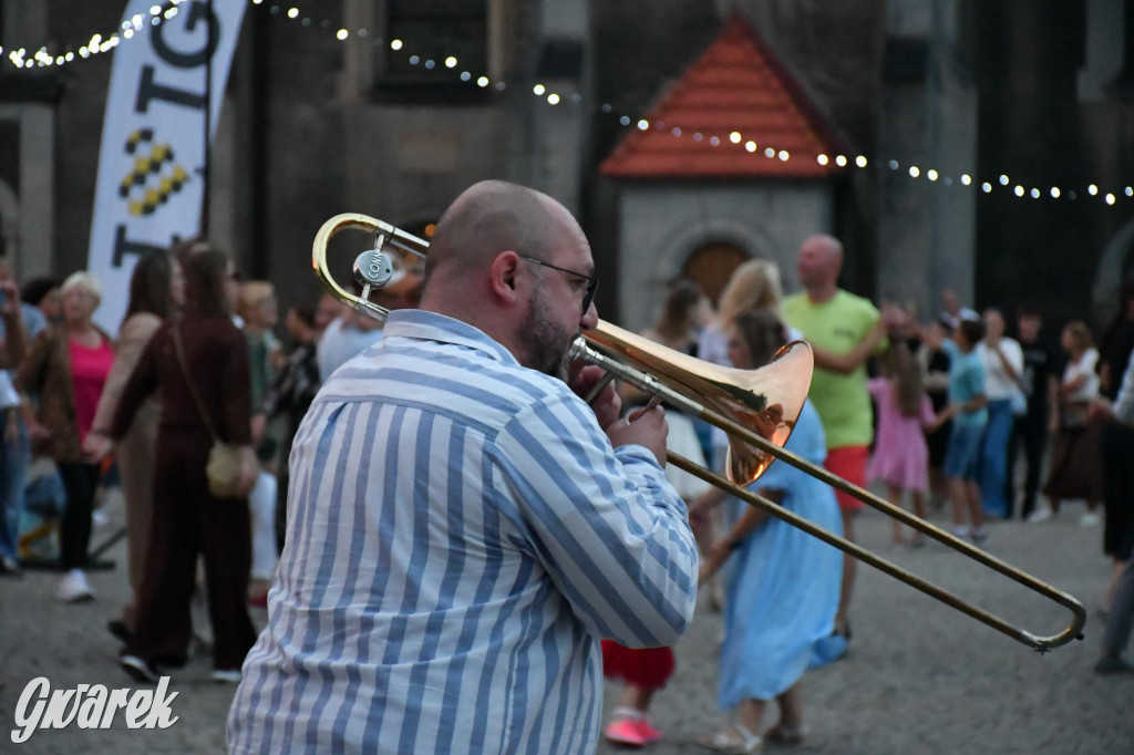 Tarnogórski rynek - muzyka na żywo i taniec pod chmurką