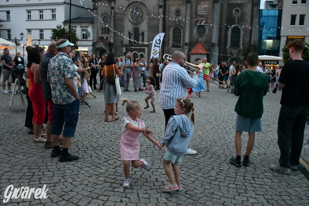 Tarnogórski rynek - muzyka na żywo i taniec pod chmurką