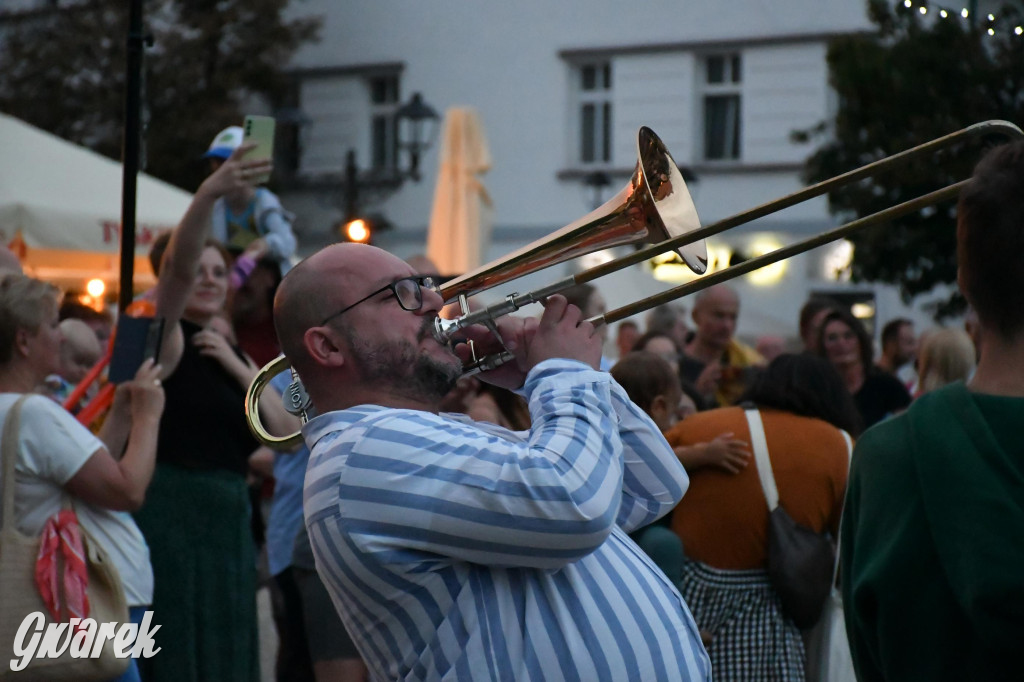 Tarnogórski rynek - muzyka na żywo i taniec pod chmurką