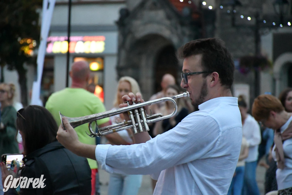 Tarnogórski rynek - muzyka na żywo i taniec pod chmurką
