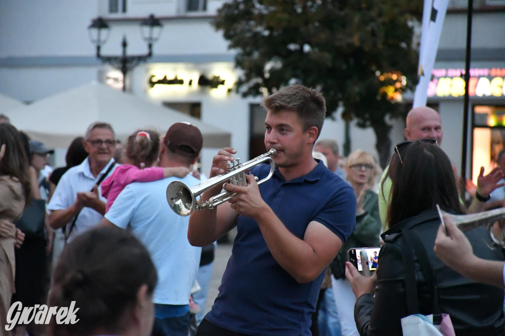 Tarnogórski rynek - muzyka na żywo i taniec pod chmurką