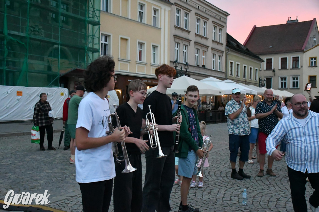 Tarnogórski rynek - muzyka na żywo i taniec pod chmurką