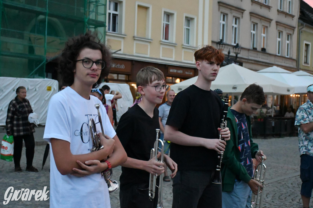 Tarnogórski rynek - muzyka na żywo i taniec pod chmurką