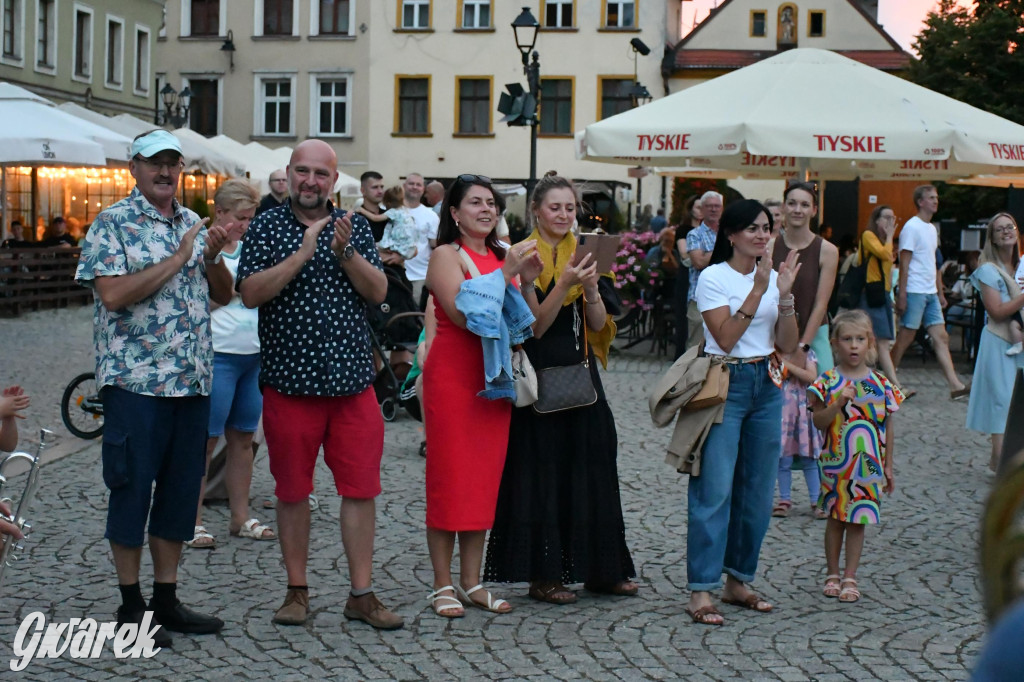 Tarnogórski rynek - muzyka na żywo i taniec pod chmurką