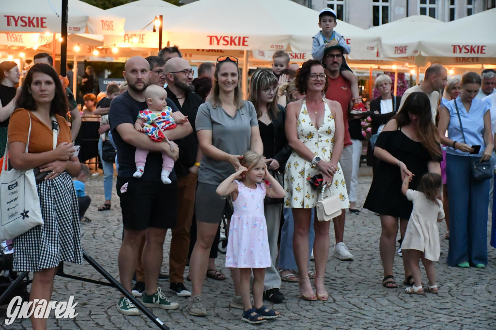 Tarnogórski rynek - muzyka na żywo i taniec pod chmurką