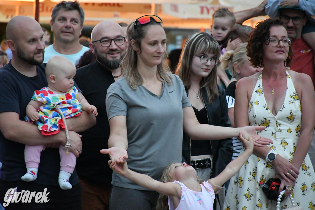 Tarnogórski rynek - muzyka na żywo i taniec pod chmurką