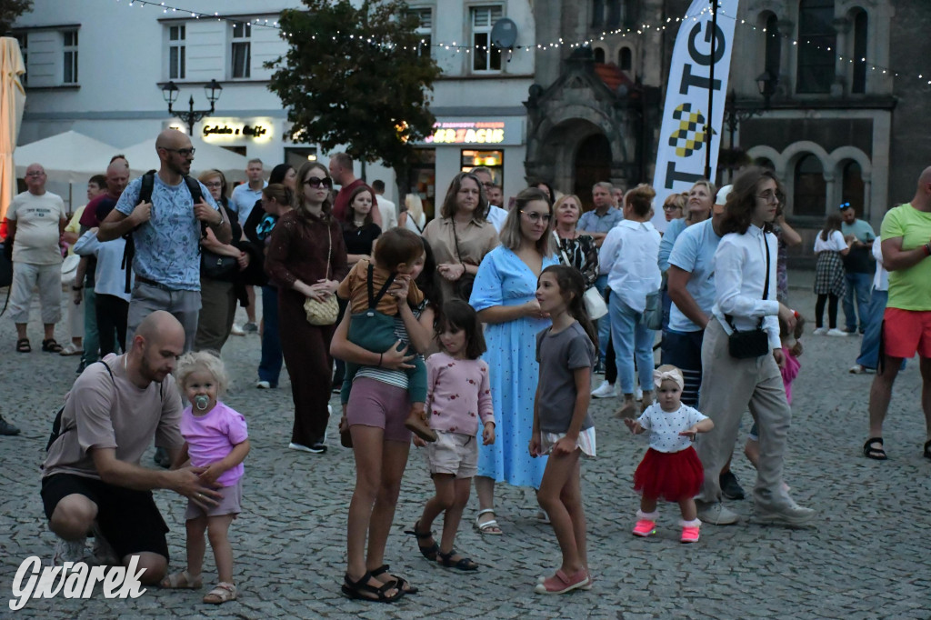 Tarnogórski rynek - muzyka na żywo i taniec pod chmurką