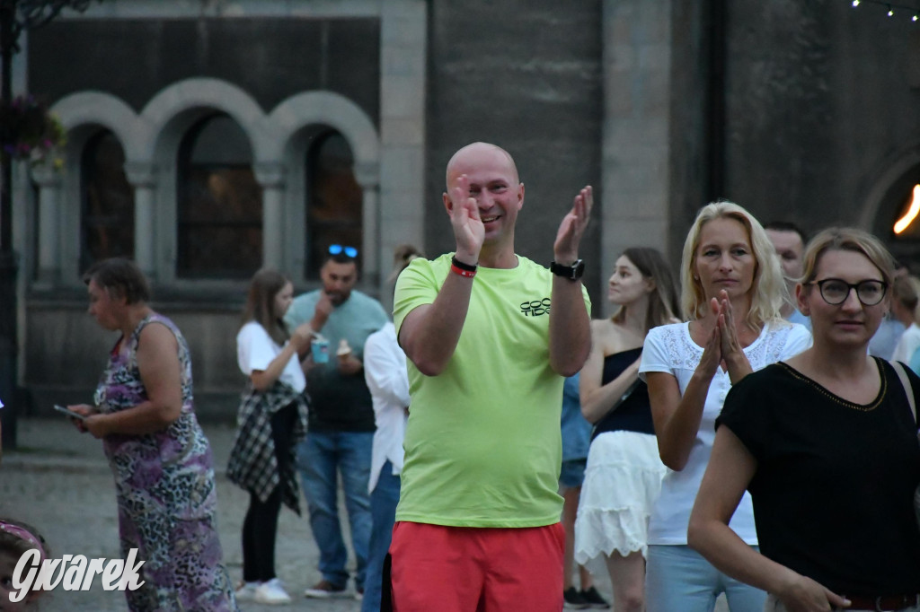 Tarnogórski rynek - muzyka na żywo i taniec pod chmurką