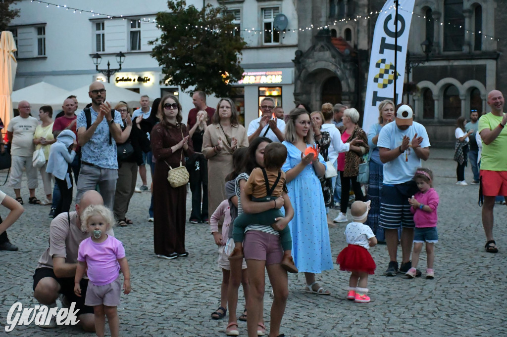 Tarnogórski rynek - muzyka na żywo i taniec pod chmurką