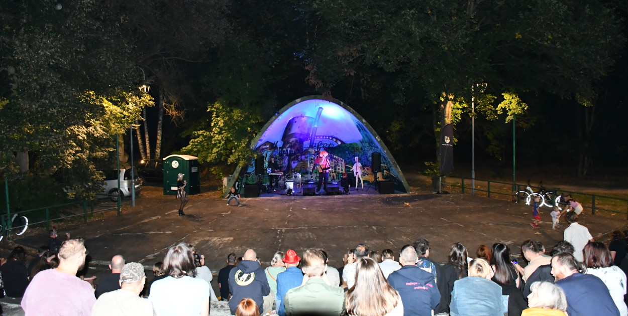 Strzybnica. Człowiek Widmo w parku Hutnika