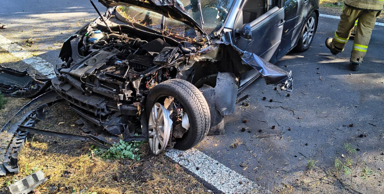 Straciła panowanie nad pojazdem, wjechała w drzewo