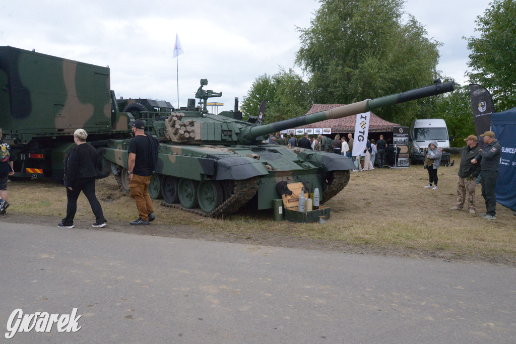 Tarnogórski Piknik Militarny z czołgiem Twardy