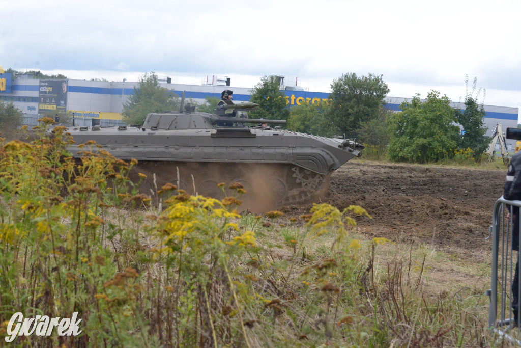 Tarnogórski Piknik Militarny z czołgiem Twardy