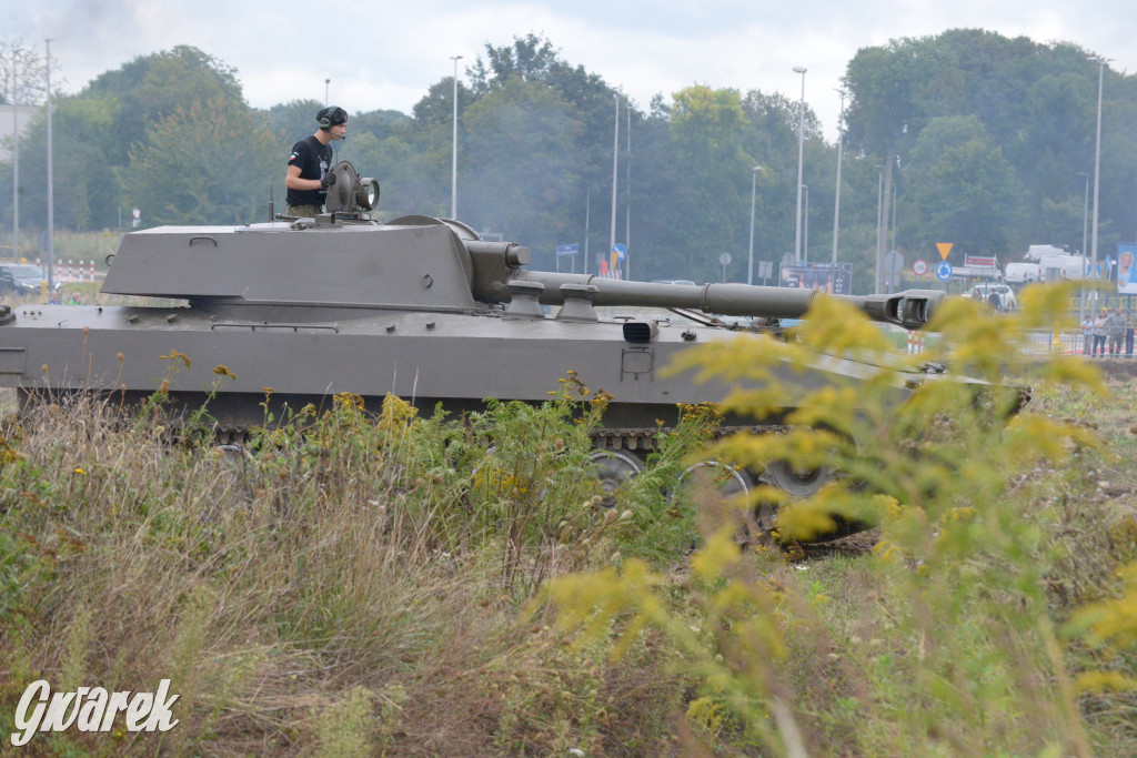 Tarnogórski Piknik Militarny z czołgiem Twardy
