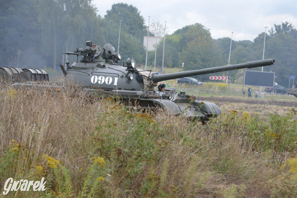 Tarnogórski Piknik Militarny z czołgiem Twardy