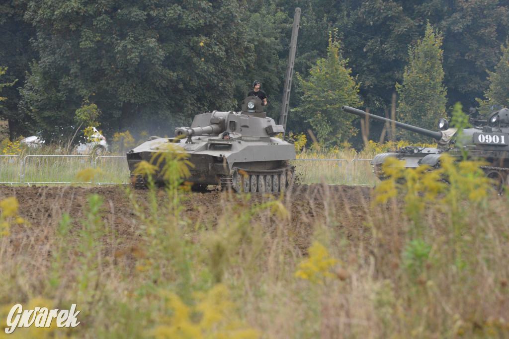 Tarnogórski Piknik Militarny z czołgiem Twardy