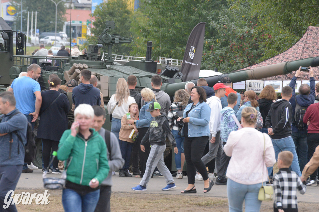 Tarnogórski Piknik Militarny z czołgiem Twardy