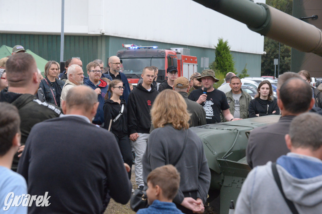 Tarnogórski Piknik Militarny z czołgiem Twardy