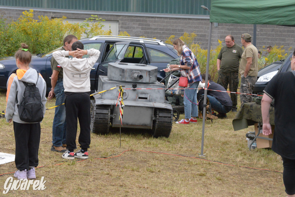 Tarnogórski Piknik Militarny z czołgiem Twardy