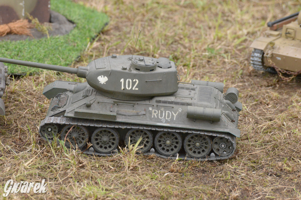 Tarnogórski Piknik Militarny z czołgiem Twardy