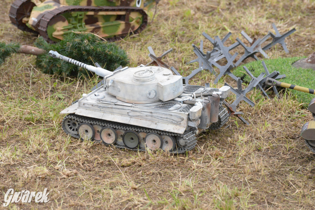 Tarnogórski Piknik Militarny z czołgiem Twardy